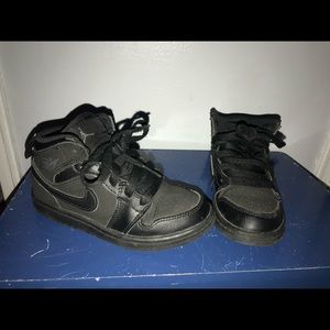 Shoes/ sneakers kids size 11c